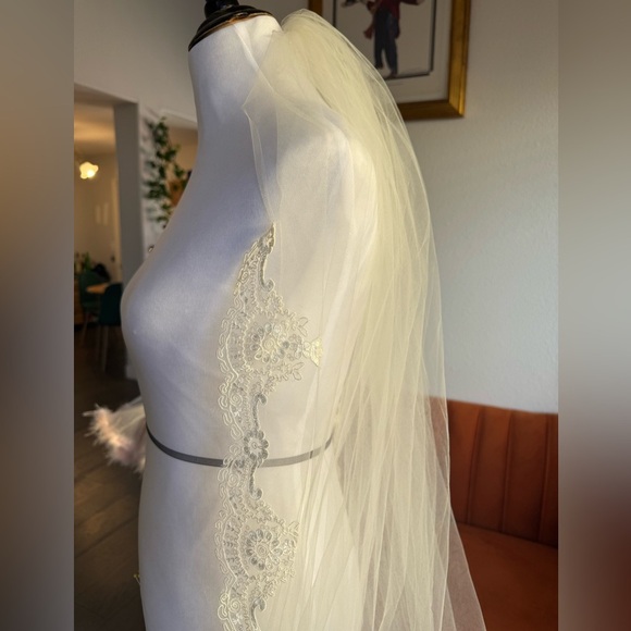 Lace Edge Bridal Veil - Picture 4 of 5